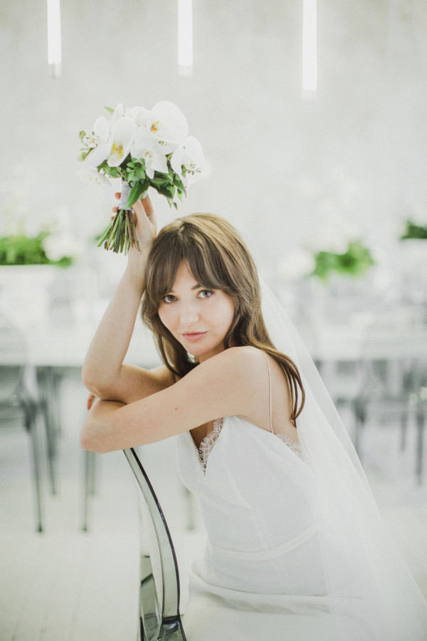 Белоснежная свадьба с церемонией на солнечной террасе