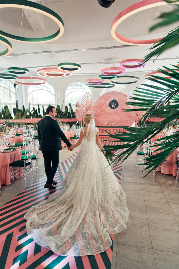 Родители помогают в подготовке к свадьбе. Как