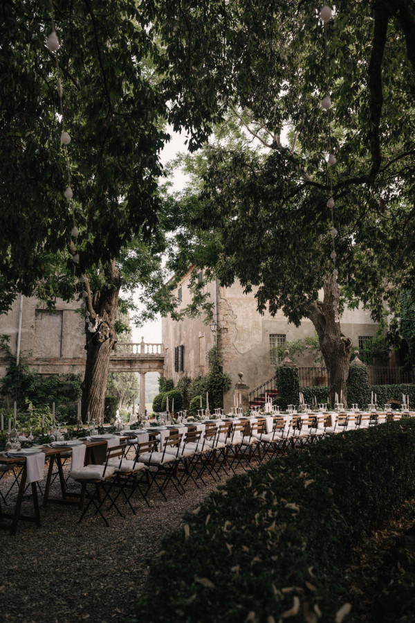 Очень длинные столы для масштабных свадеб