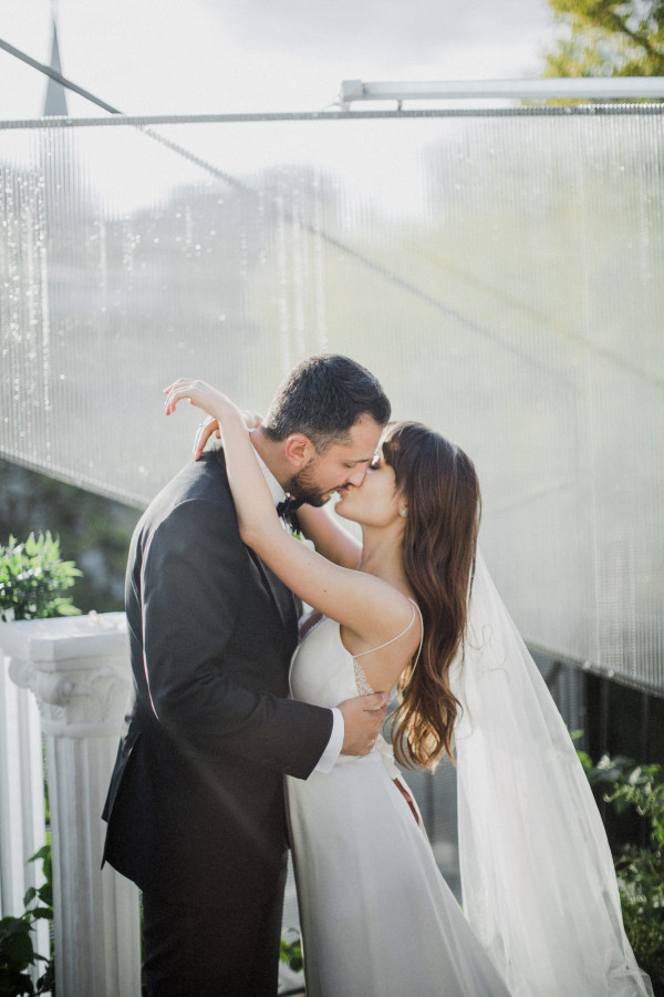 Белоснежная свадьба с церемонией на солнечной террасе