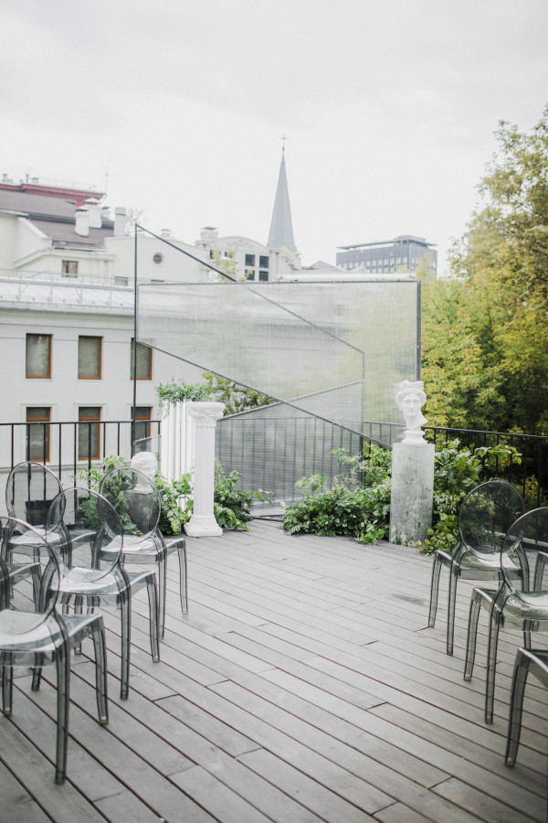 Белоснежная свадьба с церемонией на солнечной террасе