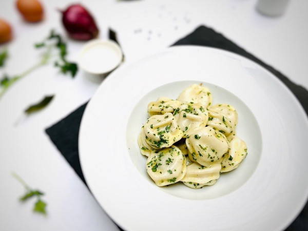 Знаменитый бефстроганов и оливье с перепелкой. Отель