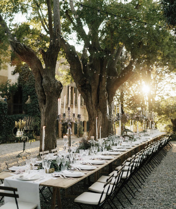 Очень длинные столы для масштабных свадеб