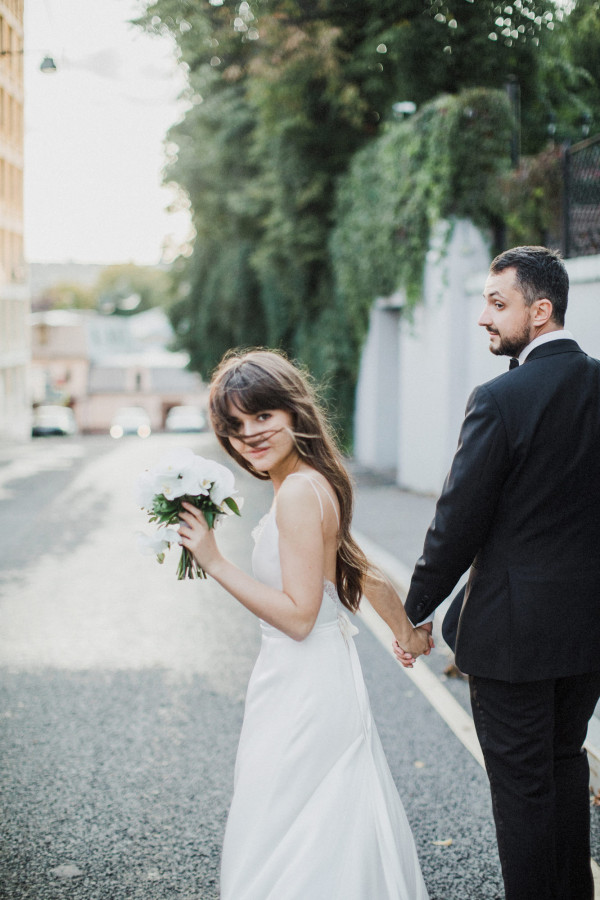 Белоснежная свадьба с церемонией на солнечной террасе