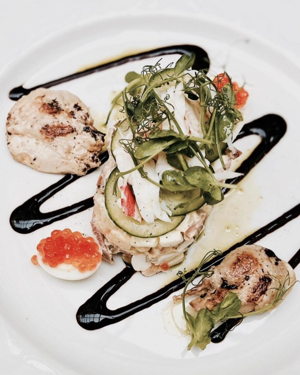 Знаменитый бефстроганов и оливье с перепелкой. Отель