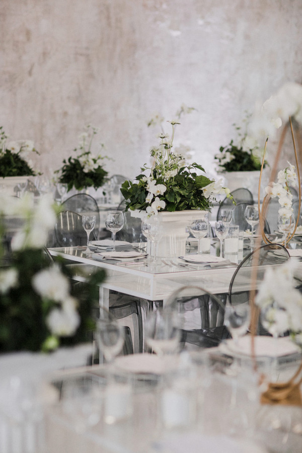 Белоснежная свадьба с церемонией на солнечной террасе