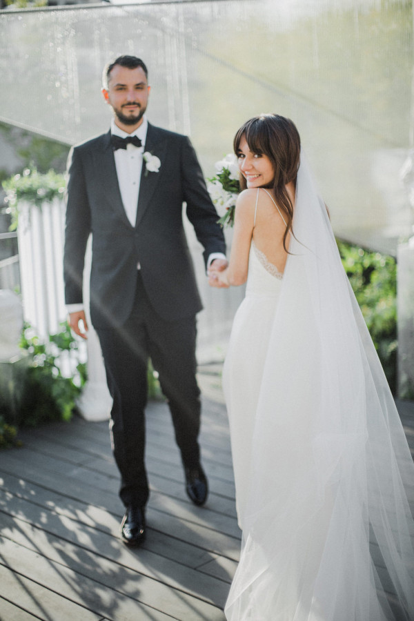 Белоснежная свадьба с церемонией на солнечной террасе