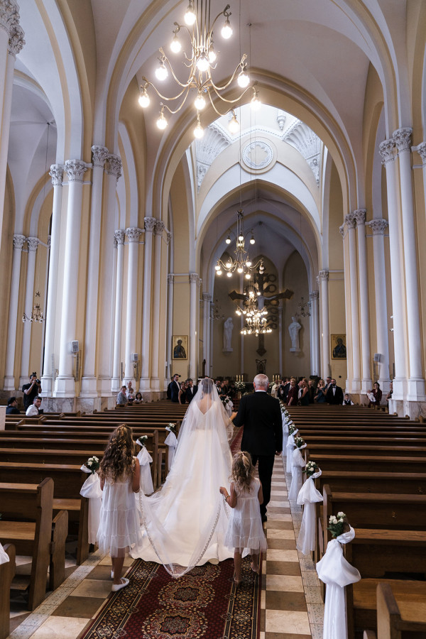 Свадьба в католическом соборе в Москве