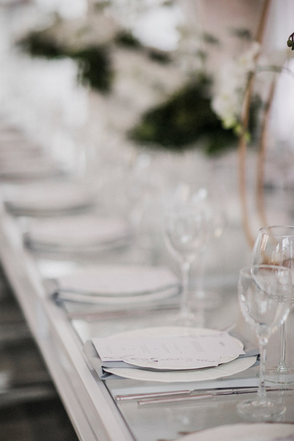 Белоснежная свадьба с церемонией на солнечной террасе