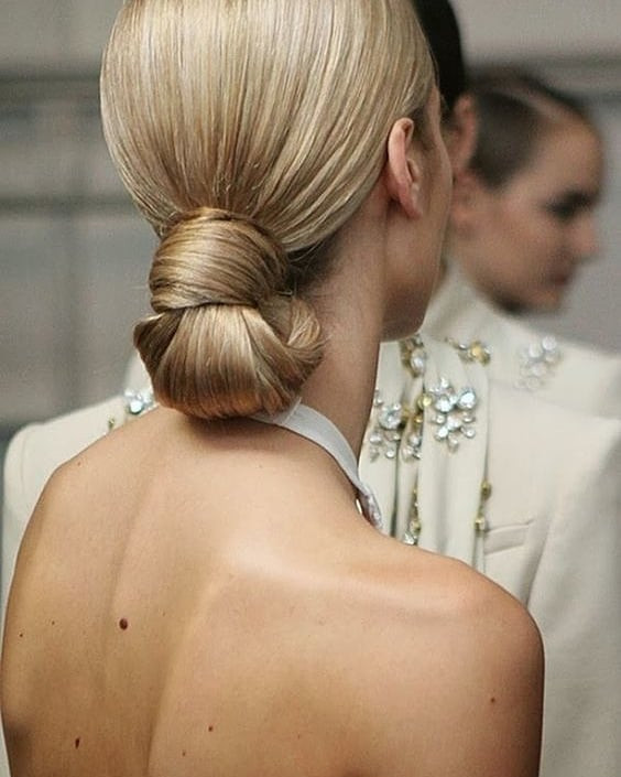 Расслабленный пучок, с которым вы ходите дома