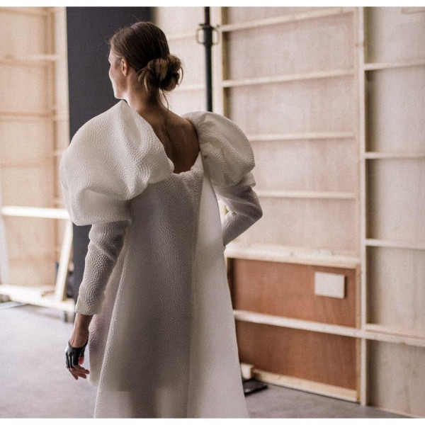 Расслабленный пучок, с которым вы ходите дома