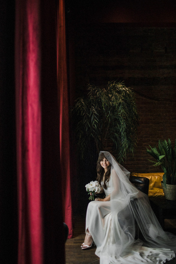 Белоснежная свадьба с церемонией на солнечной террасе