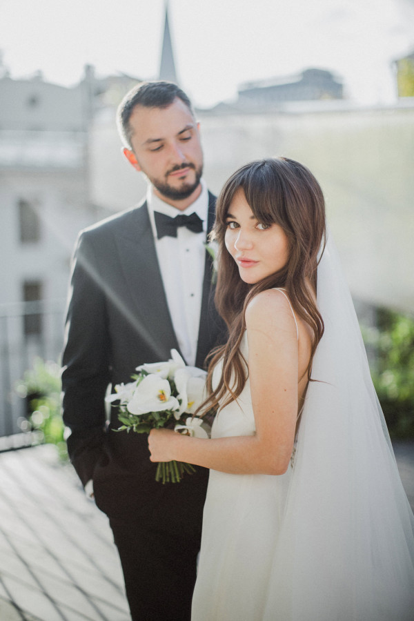 Белоснежная свадьба с церемонией на солнечной террасе