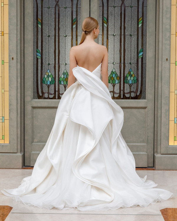 Платья с выразительными деталями для летней свадьбы