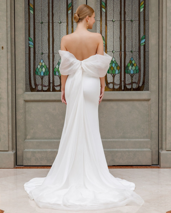 Платья с выразительными деталями для летней свадьбы