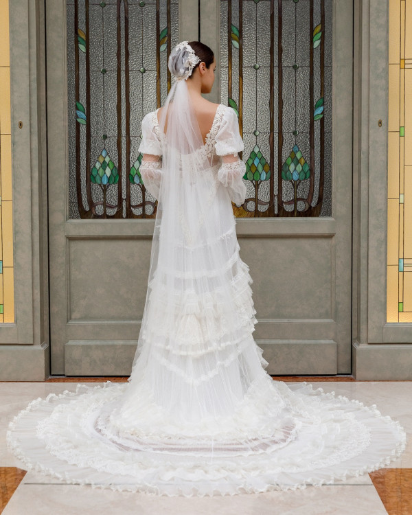 Платья с выразительными деталями для летней свадьбы