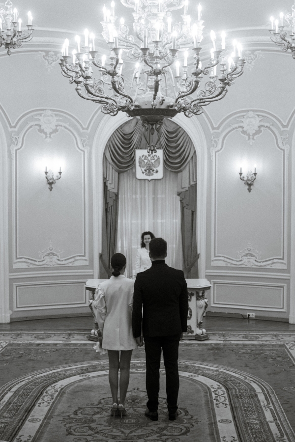 Эстетичная свадебная фотосессия в дождливом Санкт-Петербурге