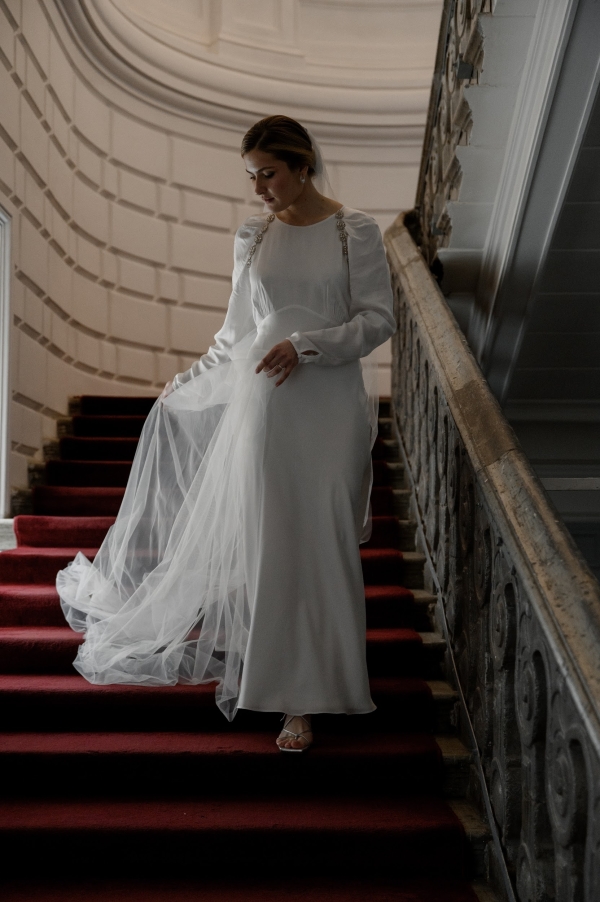 Вулканический песок и хрупкие цветы на свадьбе