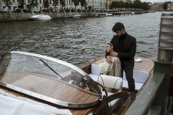 Эстетичная свадебная фотосессия в дождливом Санкт-Петербурге