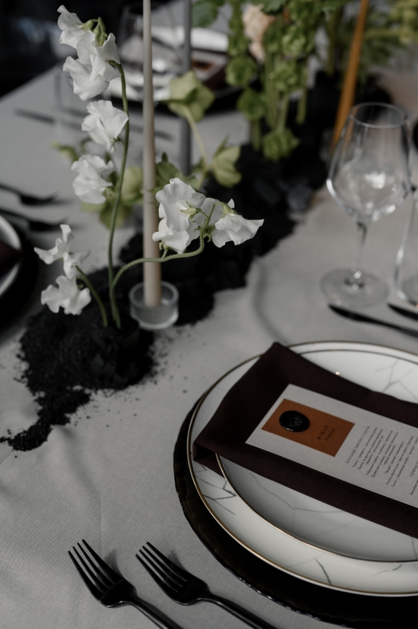 Вулканический песок и хрупкие цветы на свадьбе