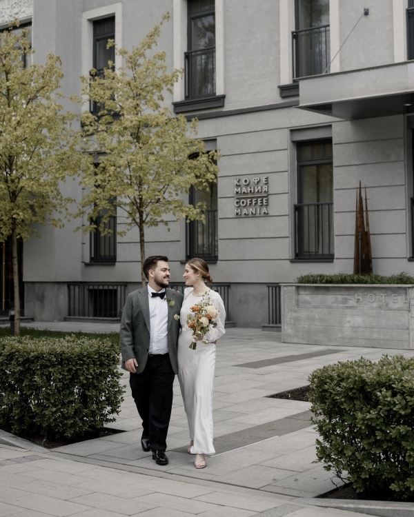 Вулканический песок и хрупкие цветы на свадьбе