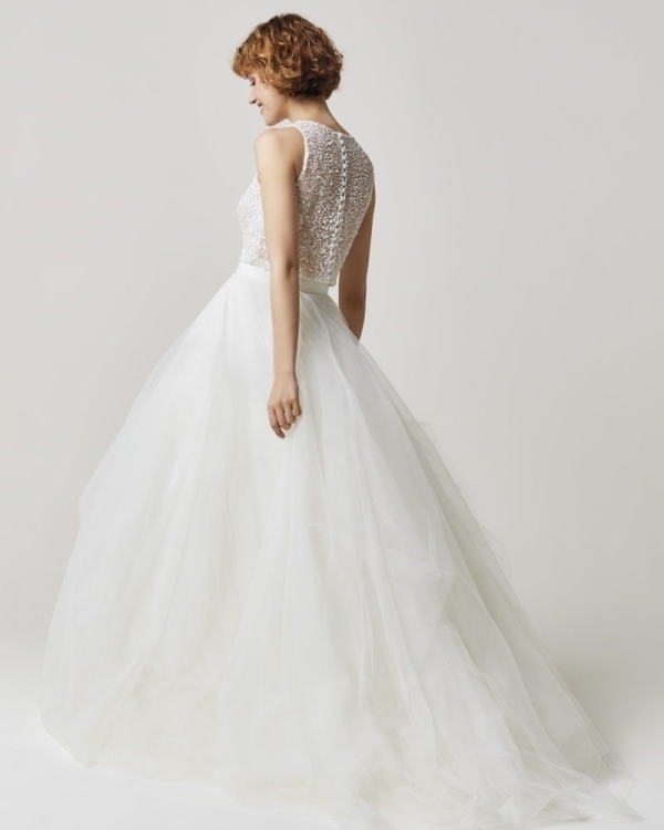 Платья-трансформеры — актуальная альтернатива нескольким нарядам