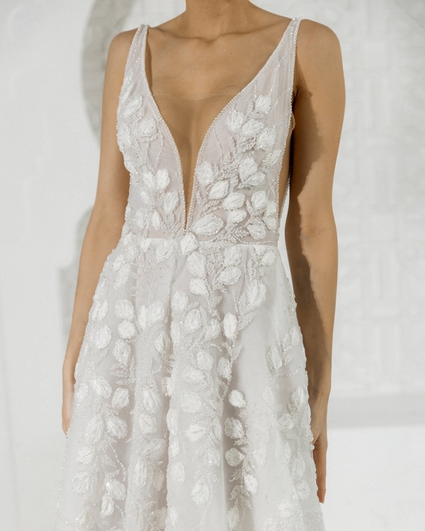 Ручная вышивка и полупрозрачные ткани в новой