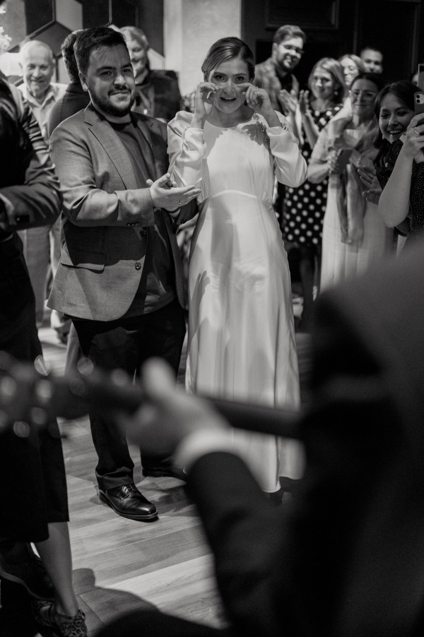 Вулканический песок и хрупкие цветы на свадьбе