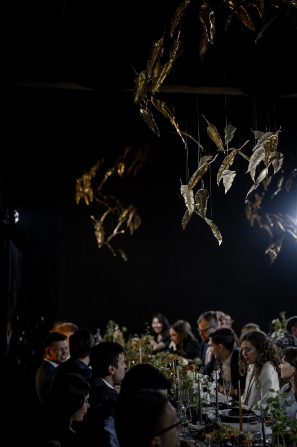 Вулканический песок и хрупкие цветы на свадьбе