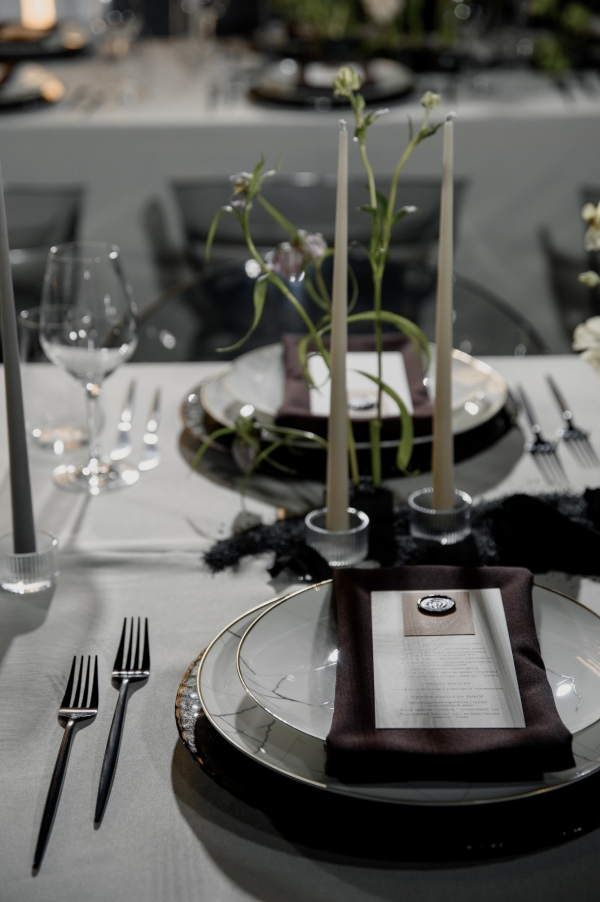 Вулканический песок и хрупкие цветы на свадьбе