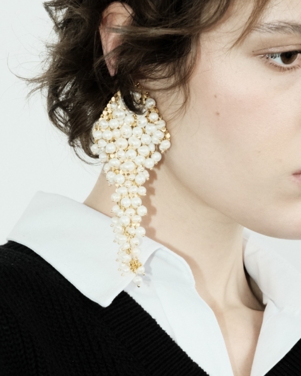 Большие серьги — самый стильный аксессуар для лаконичного