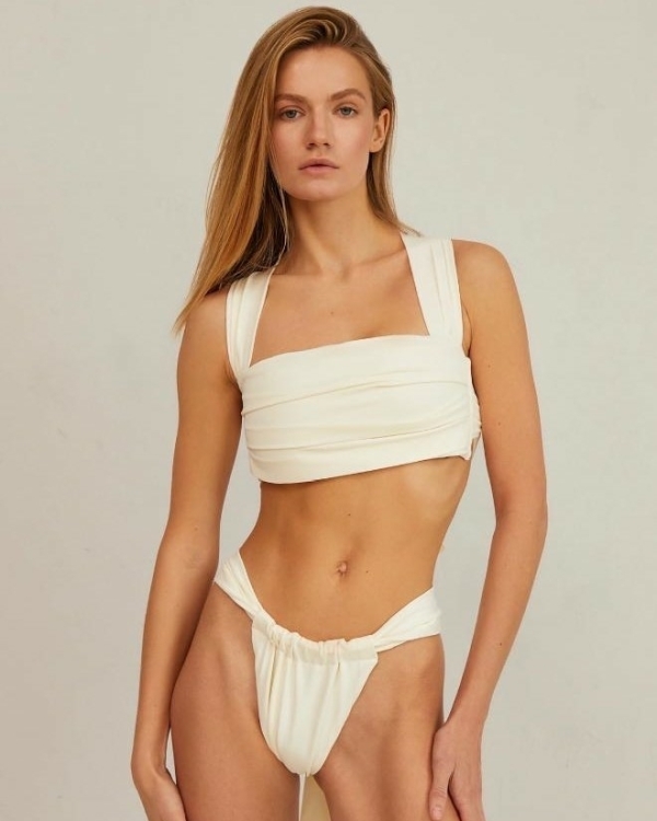 Асимметрия, шнурки и яркие цвета: 22 стильных