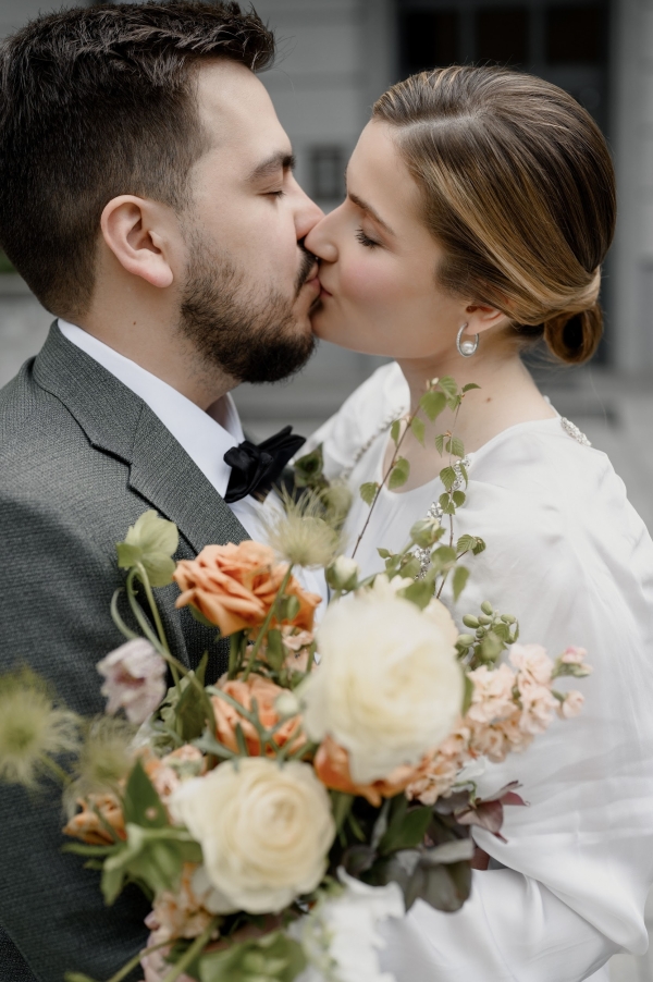 Вулканический песок и хрупкие цветы на свадьбе