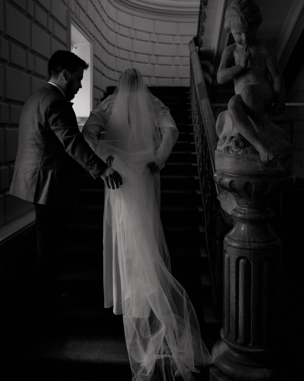 Вулканический песок и хрупкие цветы на свадьбе