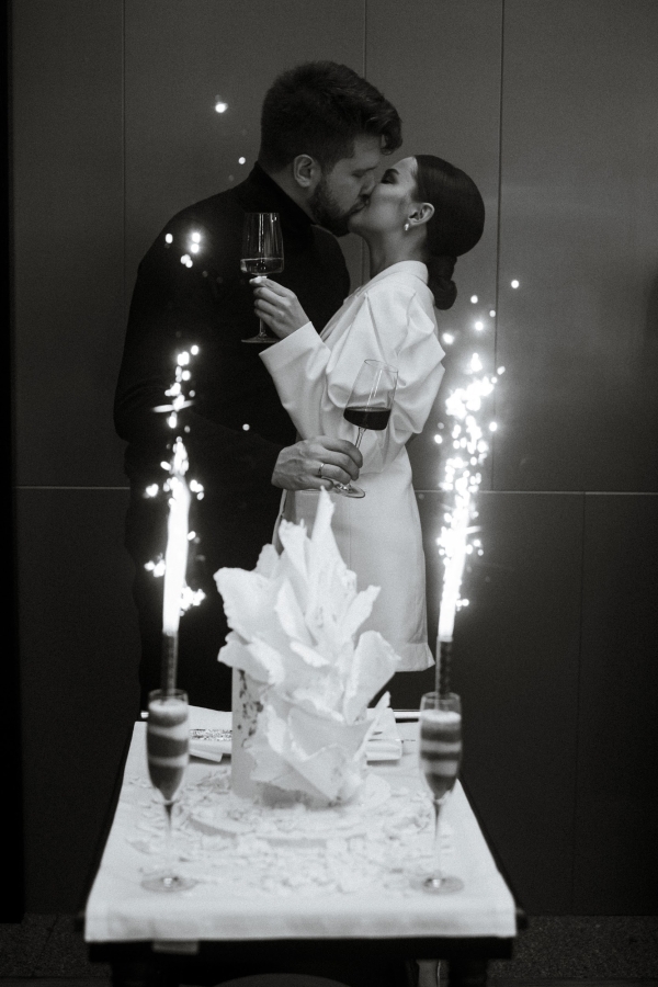 Эстетичная свадебная фотосессия в дождливом Санкт-Петербурге