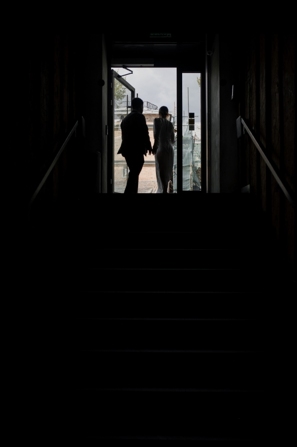 Вулканический песок и хрупкие цветы на свадьбе