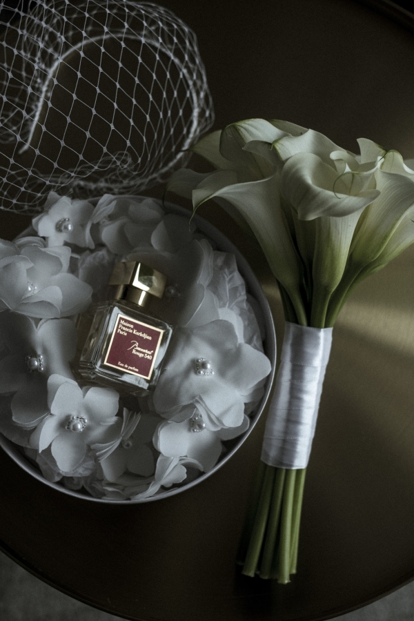 Эстетичная свадебная фотосессия в дождливом Санкт-Петербурге