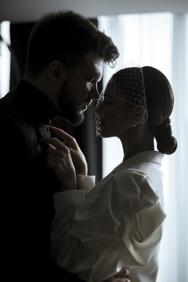 Эстетичная свадебная фотосессия в дождливом Санкт-Петербурге