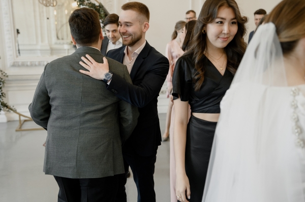 Вулканический песок и хрупкие цветы на свадьбе