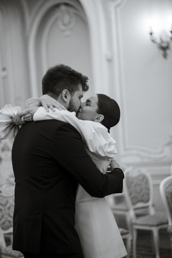 Эстетичная свадебная фотосессия в дождливом Санкт-Петербурге