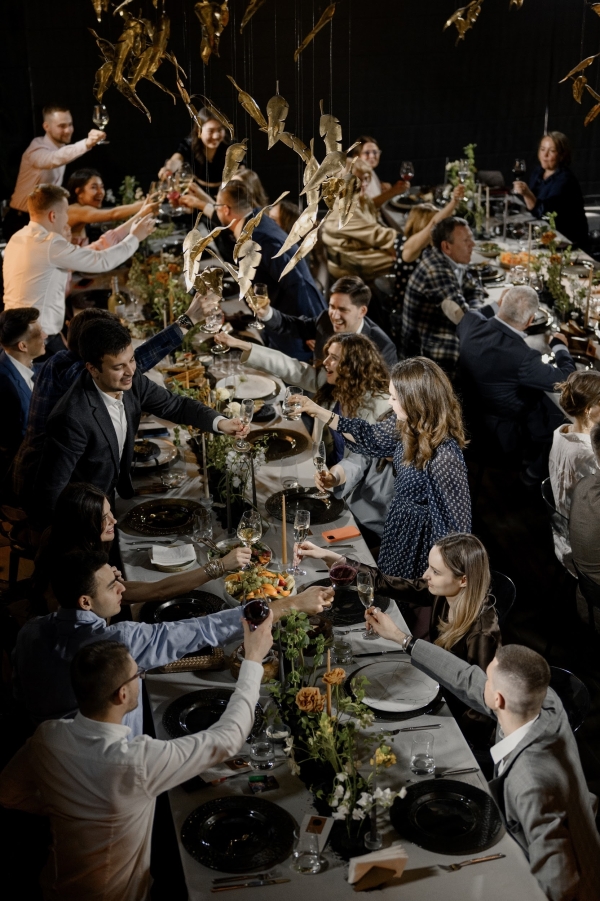 Вулканический песок и хрупкие цветы на свадьбе