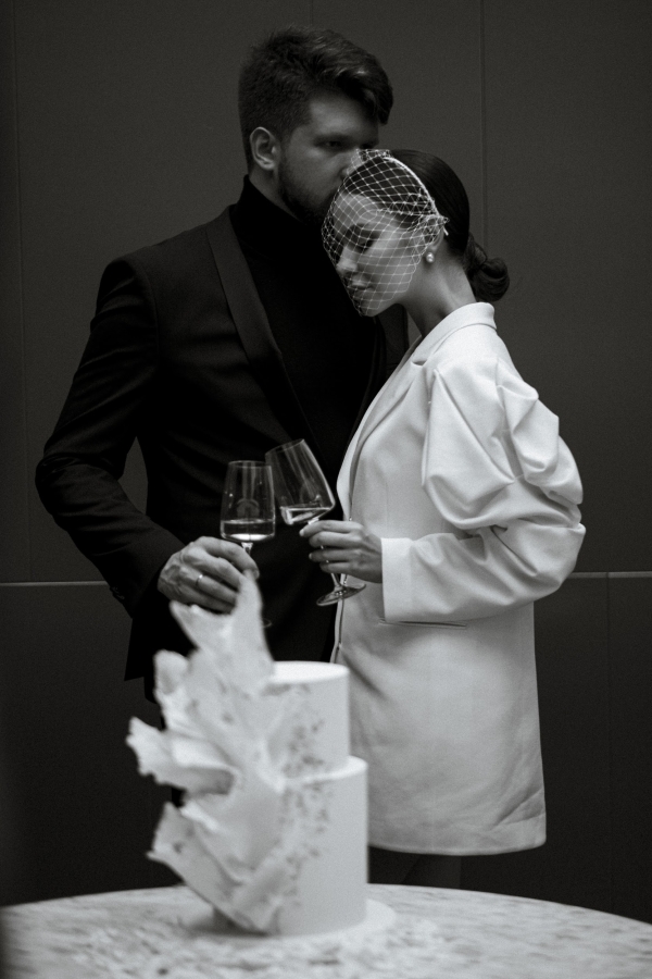 Эстетичная свадебная фотосессия в дождливом Санкт-Петербурге