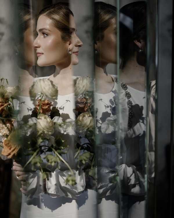 Вулканический песок и хрупкие цветы на свадьбе