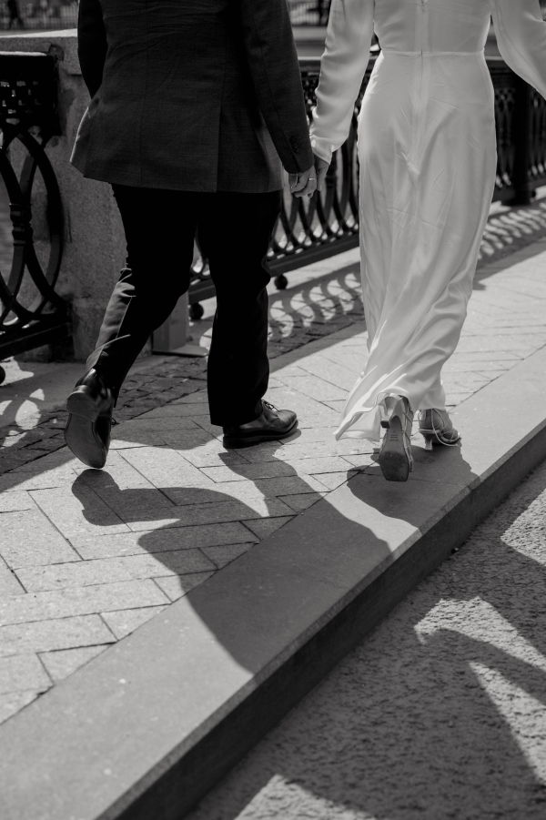 Вулканический песок и хрупкие цветы на свадьбе