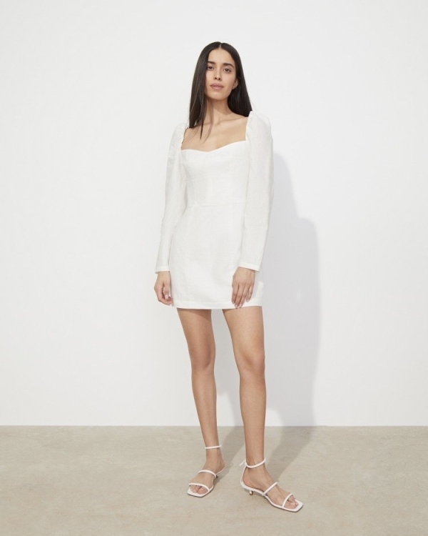 Белые платья из хлопка и льна для