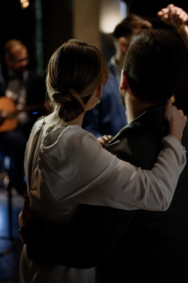 Вулканический песок и хрупкие цветы на свадьбе