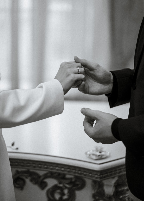 Эстетичная свадебная фотосессия в дождливом Санкт-Петербурге