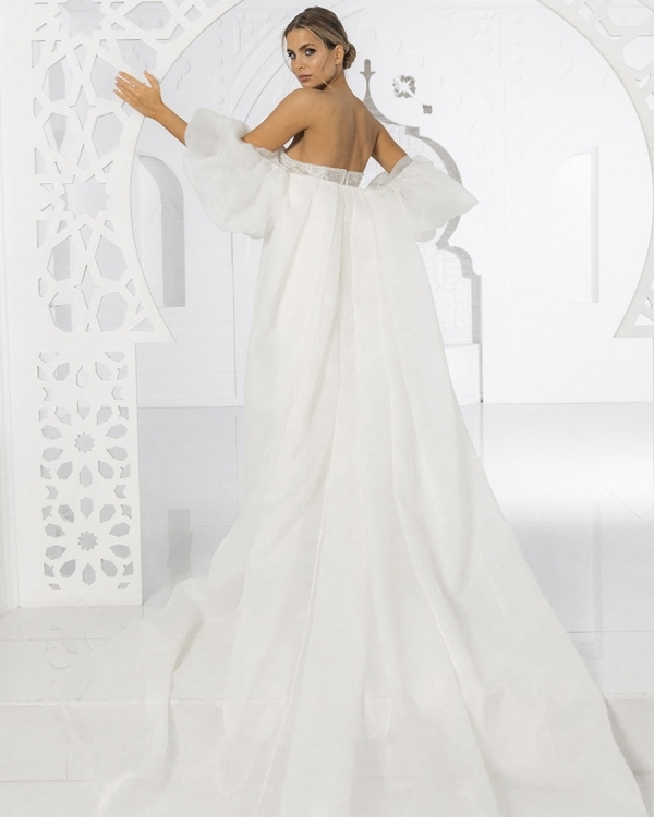 Ручная вышивка и полупрозрачные ткани в новой