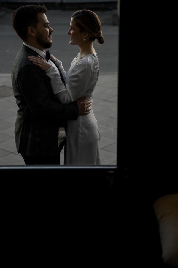 Вулканический песок и хрупкие цветы на свадьбе