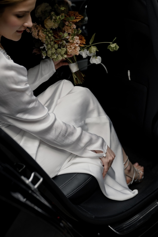 Вулканический песок и хрупкие цветы на свадьбе